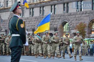 Кабмин предложил заменить военное приветствие “Здравия желаю” на “Слава Украине”