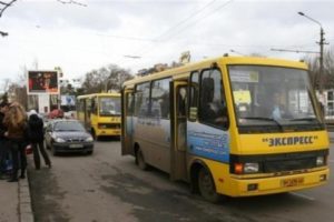В Одессе во время движения из маршрутки выпала женщина