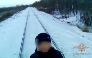 В РФ дети снимали видео на фоне движущегося поезда