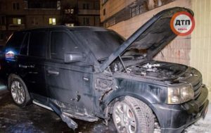 В Киеве взорвали Range Rover, водитель ранен