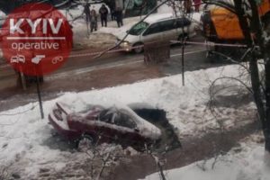 В Киеве из-за прорыва трубы автомобиль провалился под асфальт