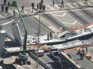 В Майами обрушился пешеходный мост: 4 человека погибли (+Видео)