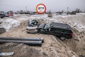 ДТП на Оболони: две машины угодили в огромный котлован