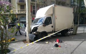 В Барселоне грузовик въехал в толпу людей