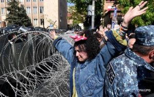 В Ереване оппозиция объявила “бархатную революцию”