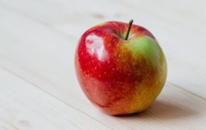 Жительницу США оштрафовали за яблоко на 500 долларов