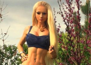 Украинская Барби показала голую грудь