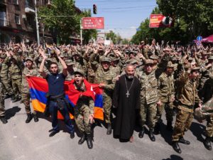 В Ереване военные стали на сторону протестующих