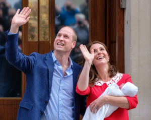 Первый выход в свет: Принц Уильям и Кейт Миддлтон показали миру новорождённого сына (+Видео)