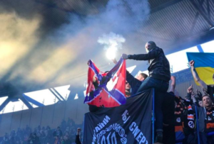 Фанаты “Шахтера” на матче с “Динамо” сожгли флаг “Новороссии”