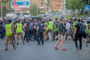 Перед матчем “Динамо” – “Шахтер” в Днепре произошла массовая драка болельщиков с полицией (+Видео)