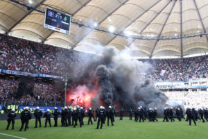 В Германии болельщики едва не сожгли стадион после исторического провала команды (+Видео)