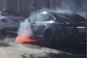 Известный американский режиссер чуть не сгорел в автомобиле Tesla