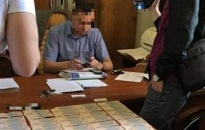 Чиновника Укрзализныци поймали на крупной взятке