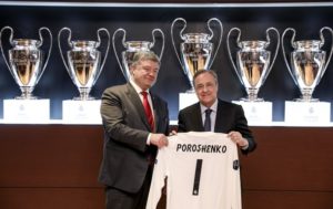 Президент Реала подарил Порошенко именную футболку