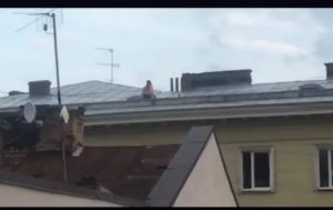 Во Львове пара занялась сексом на крыше дома