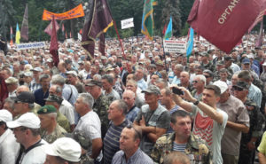 Под ВР столкновения митингующих с полицией