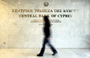 Центробанк Кипра поручил банкам закрыть счета офшорных компаний
