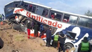 Автобус врезался в скалу в Боливии: 17 погибших, 22 раненых