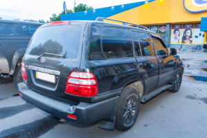 В Днепре возле «Сільпо» мужчина вскрыл авто Toyota, пока хозяин ходил за продуктами