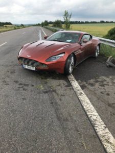 Владелец бросил поврежденный в ДТП Aston Martin DB11 и уехал в аэропорт (+Видео)