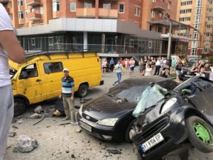 ДТП в Ирпене: авто снесло остановку общественного транспорта (+Видео)