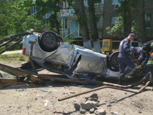 В Днепре авто снесло остановку: одна женщина погибла, вторую госпитализировали (+Видео)