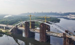 На Подольском мосту возобновили строительные работы