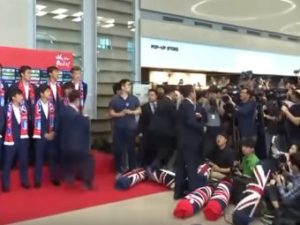 Болельщики забросали футболистов Южной Кореи яйцами после прибытия в аэропорт (+Видео)