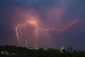 Спасатели сообщают, что с четверга в Киеве желтый уровень опасности из-за града с грозами