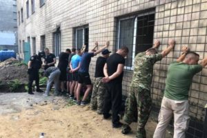 В Одессе 20 вооруженных мужчин захватили предприятие