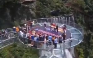 В Китае появился самый длинный стеклянный мост