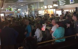 В аэропорту Киев застряли тысячи туристов