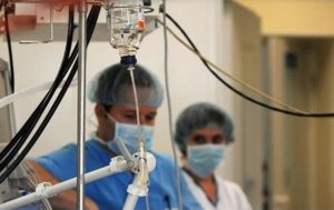 В украинских больницах развернули палатки для сортировки зараженных коронавирусом