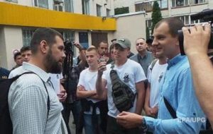 Лидер С14 ударил журналиста возле суда в Киеве