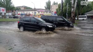 Центр Николаева затопило после сильного ливня