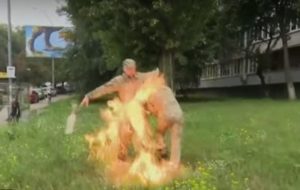 Военный устроил самосожжение возле Минобороны