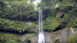 В Эквадоре во время съемок клипа погиб турист, прыгнув с водопада