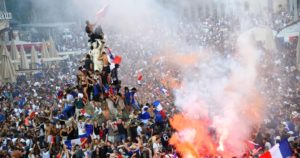 На улицах Франции начались кровавые беспорядки после победы в ЧМ-2018