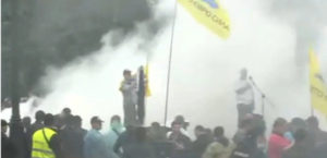 Перекрытые дороги и дымовая шашка: что происходит в центре Киева