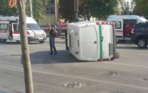 В центре Киева перевернулся фургон инкассаторов