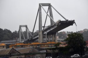 В итальянской Генуе обвалился автомобильный мост