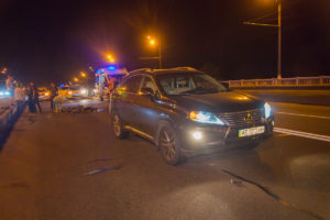 В Днепре Lexus насмерть сбил мужчину и женщину на виадуке (+Видео)