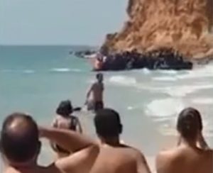 В Испании полсотни мигрантов на лодке “взяли штурмом” курортный пляж (+Видео)