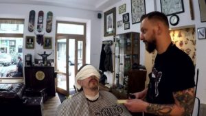 Парикмахерам Туркменистана запретили красить волосы мужчинам