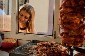 В Киеве массово начали закрывать киоски с шаурмой