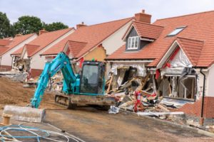 В Британии обманутый строитель разрушил построенные им дома