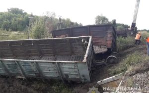 На Харьковщине грузовые вагоны протаранили поезд