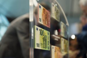 ЕЦБ показал новые 100 и 200 евро