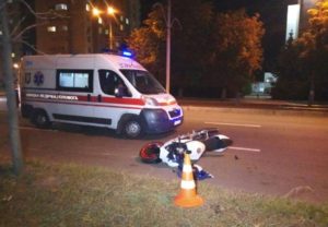В Киеве мотоциклист насмерть сбил женщину и сбежал